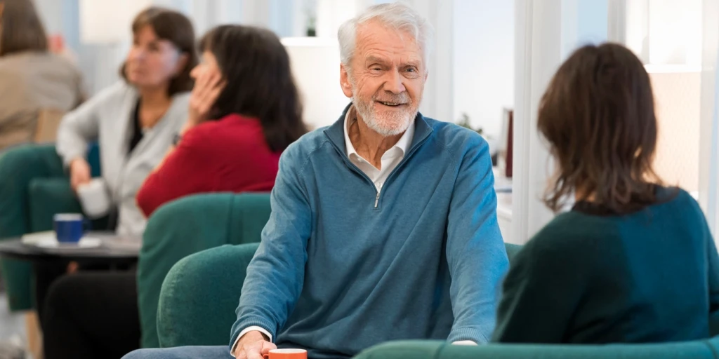 En äldre man fikar med en kvinna.