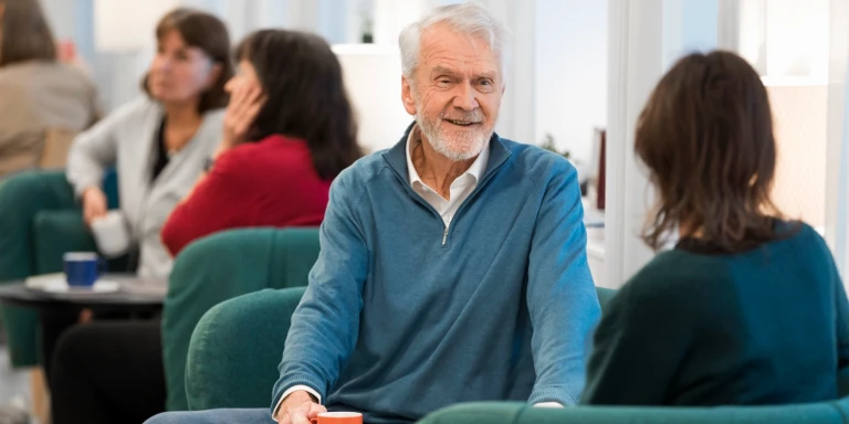 En äldre man fikar med en kvinna.